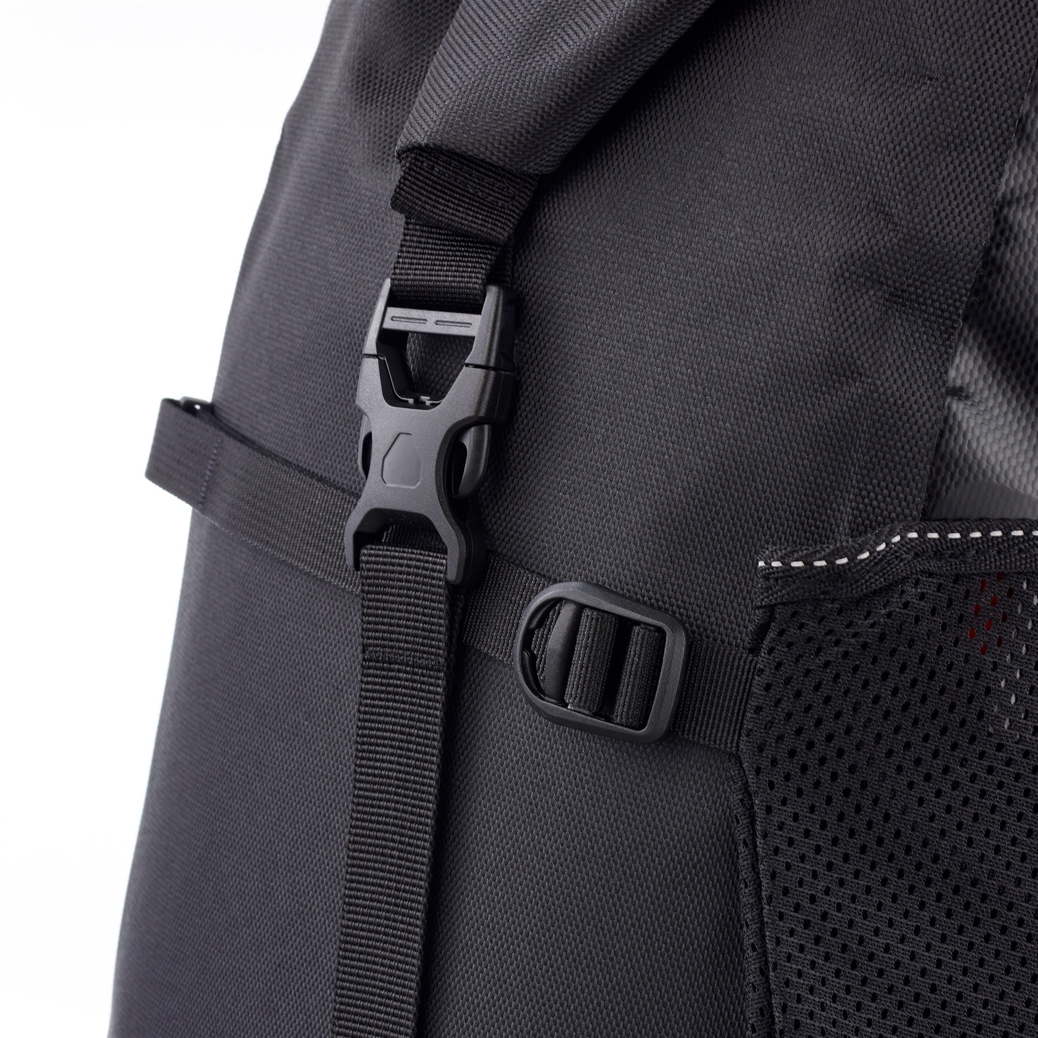 Detailansicht der ORTLIEB Back-Roller XL QL2.2 in red-black mit Gurt und Clipverschluss