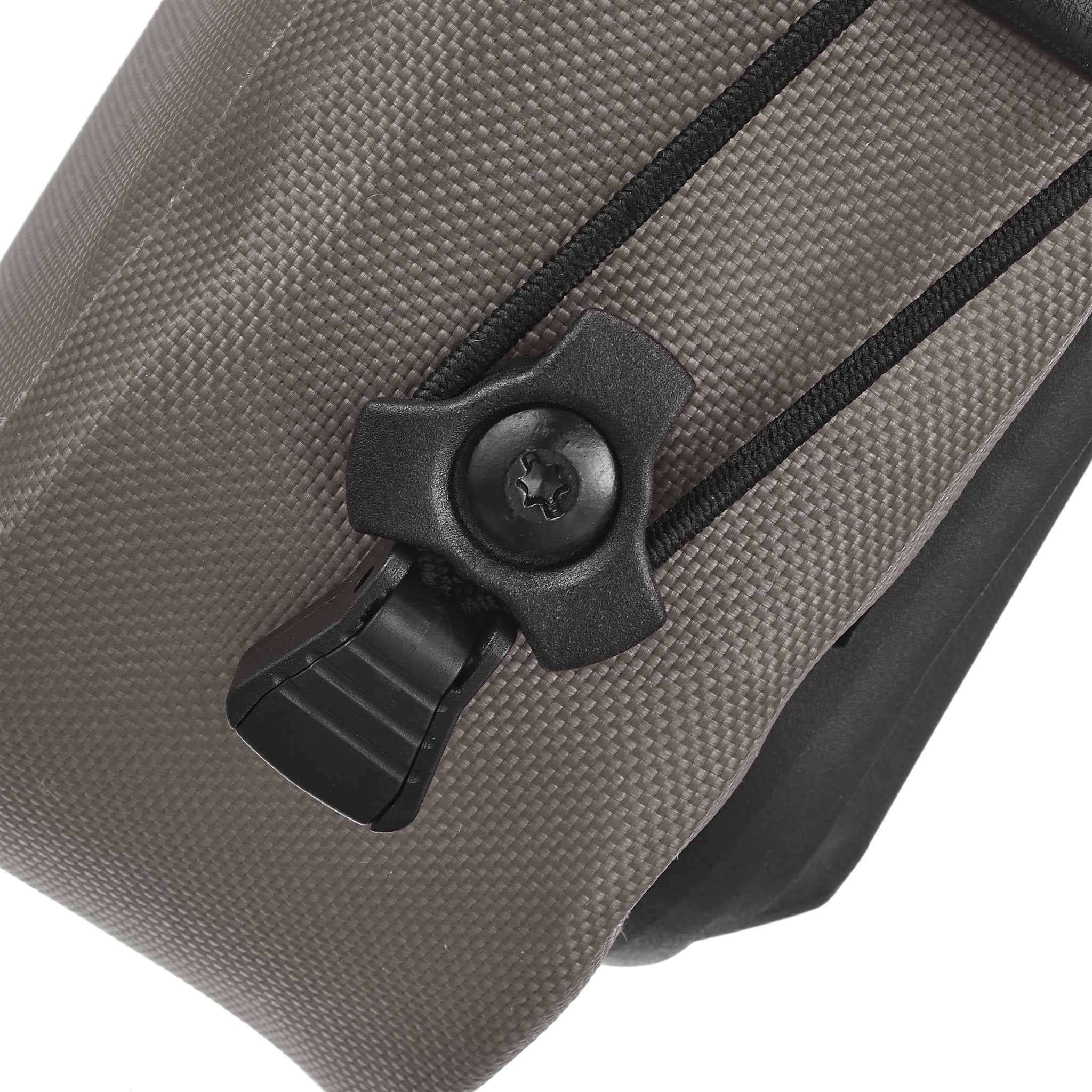 Detailansicht der Halterung an der ORTLIEB Micro-Bag 0.8L in dark sand