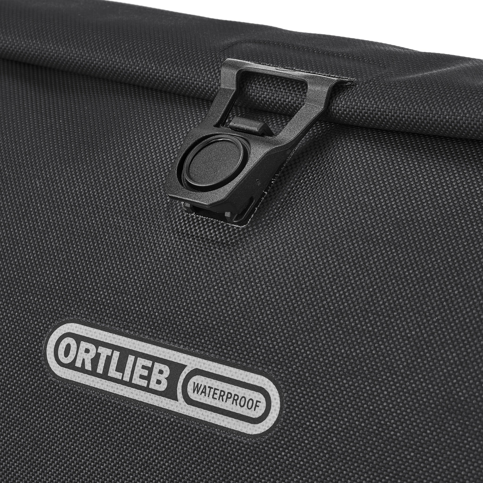 Detailaufnahme der ORTLIEB Velo-Sling Flex in black mit Magnetverschluss und Logo